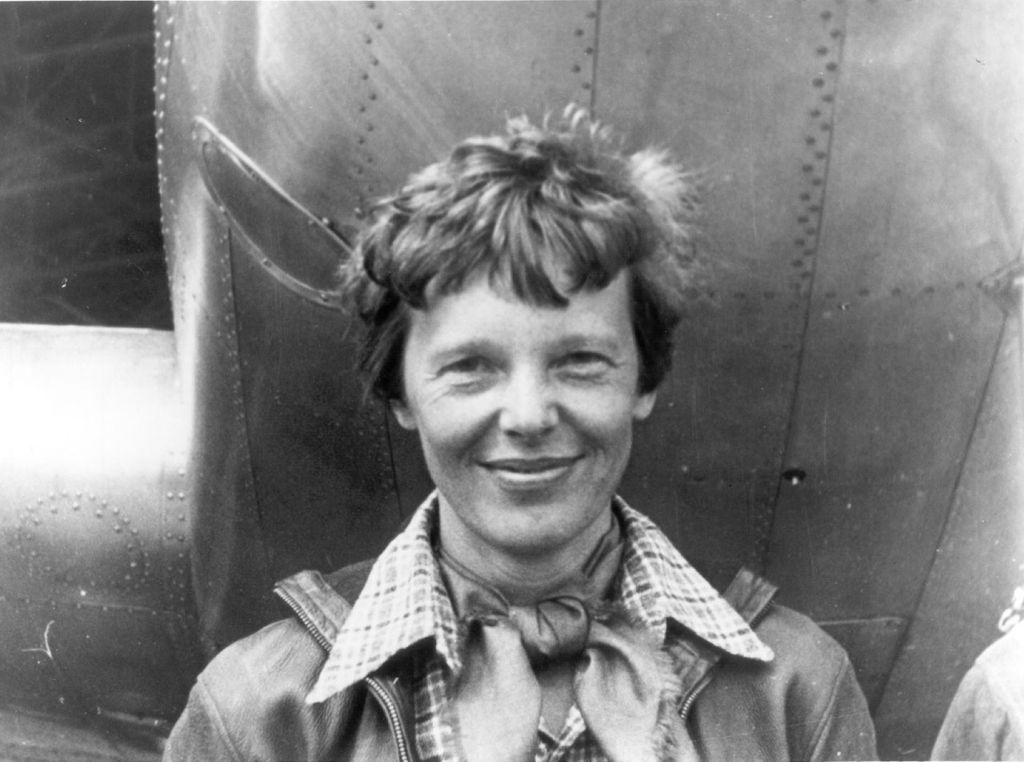 Foto de Amelia Earhart junto a su avión