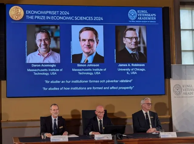 La Fundación Nobel en Suecia le entregó el galardón a Daron Acemoglu, Simon Johnson y James A. Robinson. Foto ceremonia.