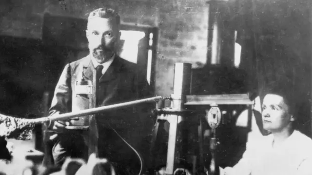 Marie y Pierre Curie en su laboratorio