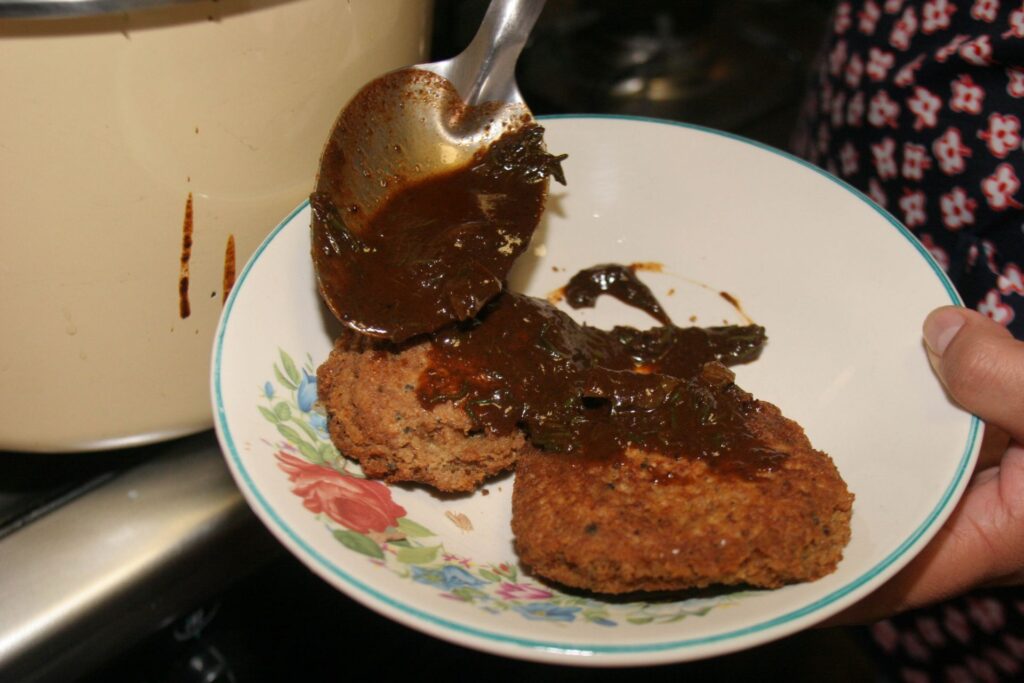 Los romeritos con mole, nopales y tortitas de camarón forman parte de la cocina decembrina y pueden encontrarse en mercados y fondas tradicionales de la capital.