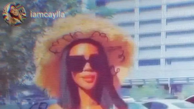 Una mujer joven con sombrero, lentes de sol y cabello lacio y oscuro sonríe a la cámara.
