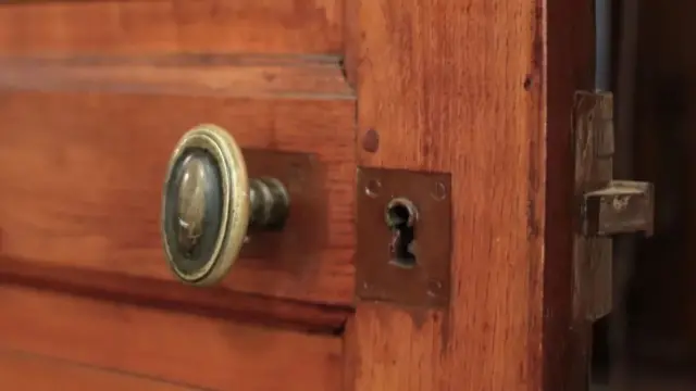 Una imagen cercana del pomo de una puerta