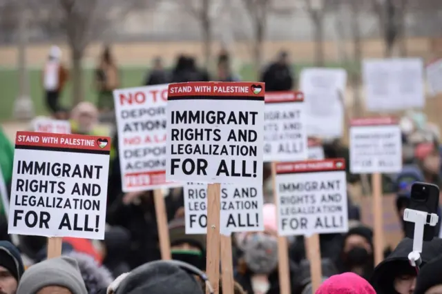 Pancartas reclaman la regularización de inmigrantes en una manifestación en Chicago. 