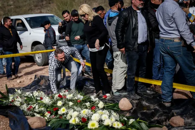 Familiares de los LeBaron en el lugar en el que ocurrió la masacre en 2019.