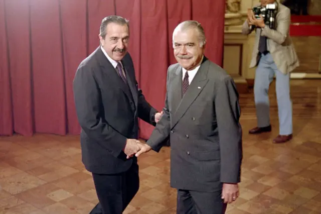El presidente argentino Raúl Alfonsín (izq.) estrecha la mano de su homólogo brasileño, José Sarney (izq.), el 28 de noviembre de 1988 en Buenos Aires.