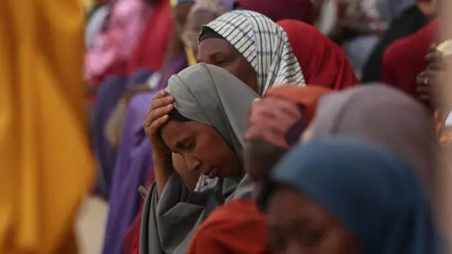 Mujeres desplazadas por la violencia se refugian en la mezquita de Medina en Mangu el 2 de febrero de 2024, tras semanas de violencia y disturbios intercomunitarios en el estado de Plateau.