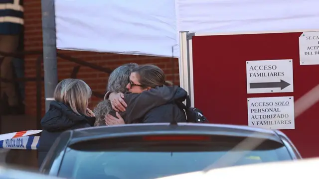 Familiares se abrazan.