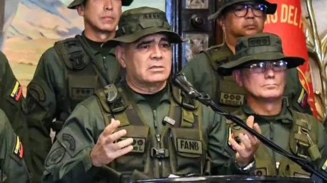 Vladimir Padrino junto a altos oficiales de las FANB.