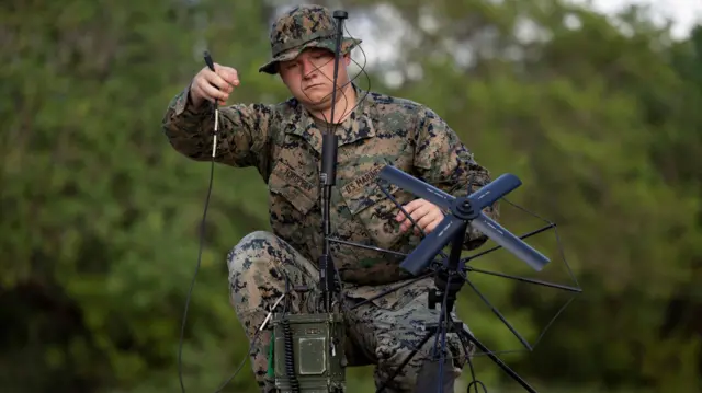 un soldado coloca un instrumento de comunicación durante los entrenamientos de la infantería de marina en Arroyo, en el sur de Puerto Rico, el pasado 5 de septiembre