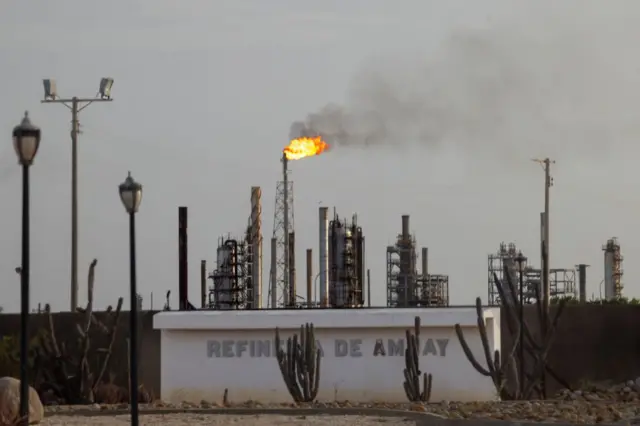 Fotografía de la refinería de Amuay en Venezuela.