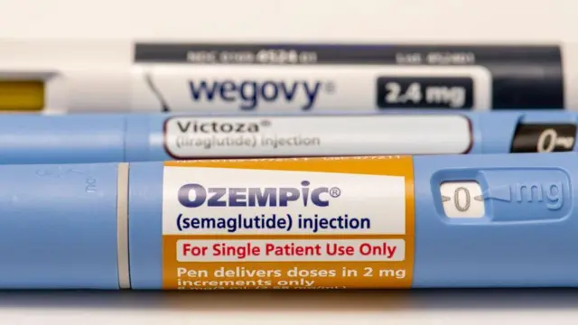 Un pen de inyección azul de Ozempic y uno de Wegovy de color negro.
