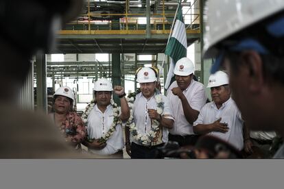 Luis Arce recorre el complejo industrial siderúrgico 'Mutún' durante su inauguración en Santa Cruz, Bolivia, el 24 de febrero de 2025.
