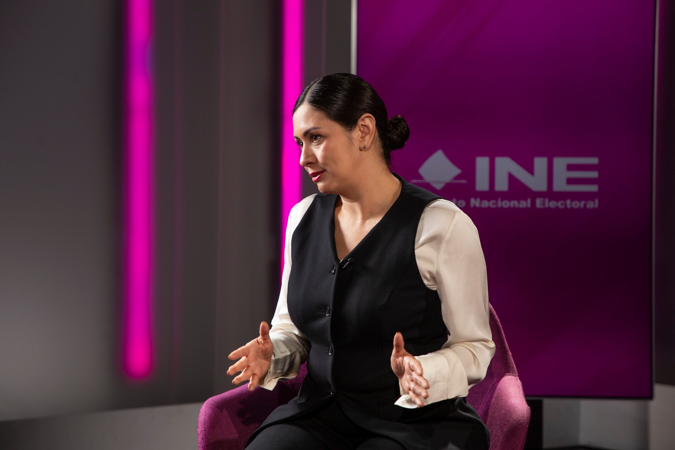 Blanca Cruz durante entrevista en el estudio del INE, en Ciudad de México.