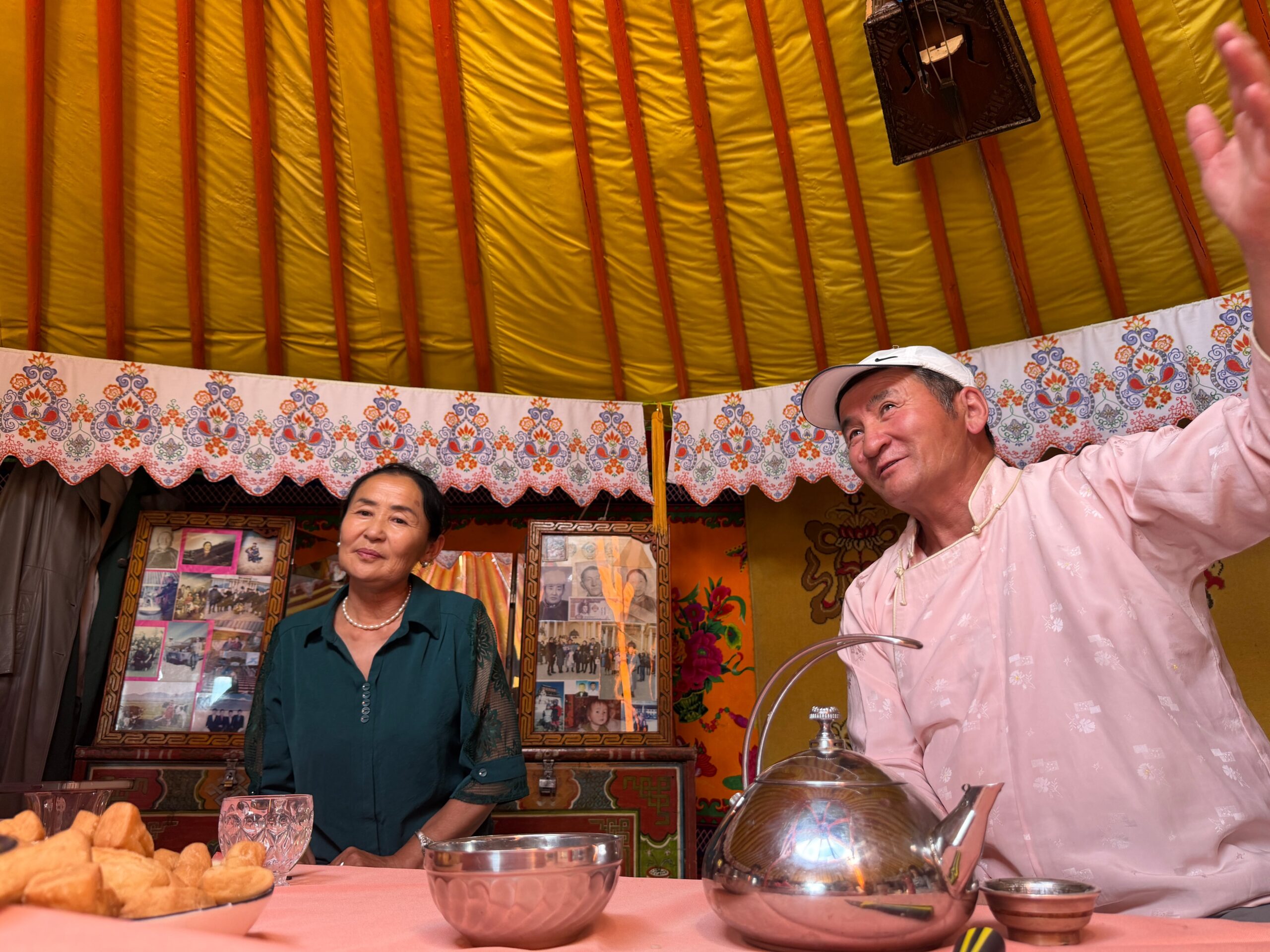 Shuurai Oyunchimeg y Maamun Batchuluun, en su 'ger', el 21 de agosto en la provincia de Töv (Mongolia).