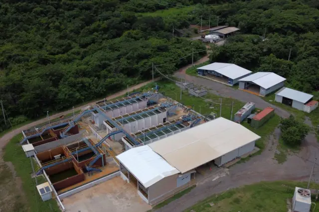 Vista aérea de las instalaciones de la mina Cerro Blanco, operada por el gigante Bluestone Resources en Asunción Mita, el departamento guatemalteco de Jutiapa, cerca de la frontera con El Salvador, el 17 de septiembre de 2022. (Foto de Johan ORDONEZ / AFP vía Getty Images)