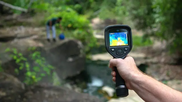 Un científico registra temperaturas del río La Bomba