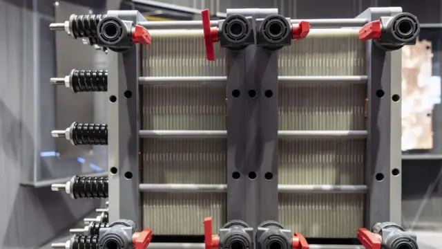 Una batería de flujo de vanadio en exhibición en las instalaciones de Huantai Energy en Jiuquan, China, el jueves 17 de octubre de 2024. 