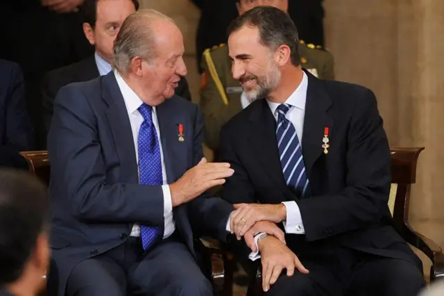 Los reyes Juan Carlos I y Felipe VI sonriendo juntos durante un acto por los 30 años del ingreso de España a la UE.