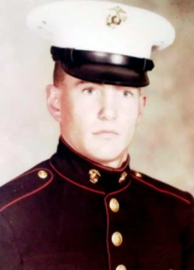 Kevin en su uniforme de infante de marina.