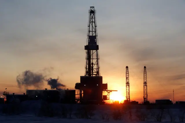 Una plataforma de perforación en el campo petrolífero de Imilorskoye, al amanecer, en las afueras de la ciudad de Kogalym, en Siberia Occidental, Rusia.