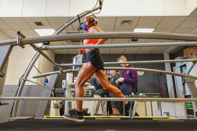 Jeannie Rice con una máscara en la máquina de correr