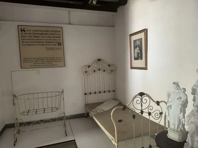 Una cuna con una cama al lado