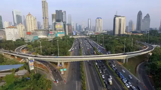 Paisaje urbano de Yakarta, con carreteras atascadas y rascacielos.
