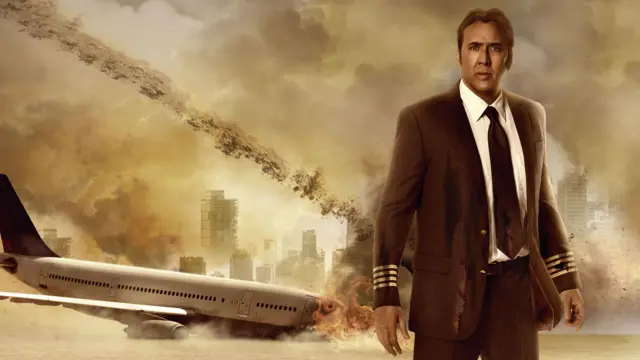 Una imagen compuesta promocional que muestra a Nicolas Cage con uniforme de piloto de pie frente a un avión estrellado.