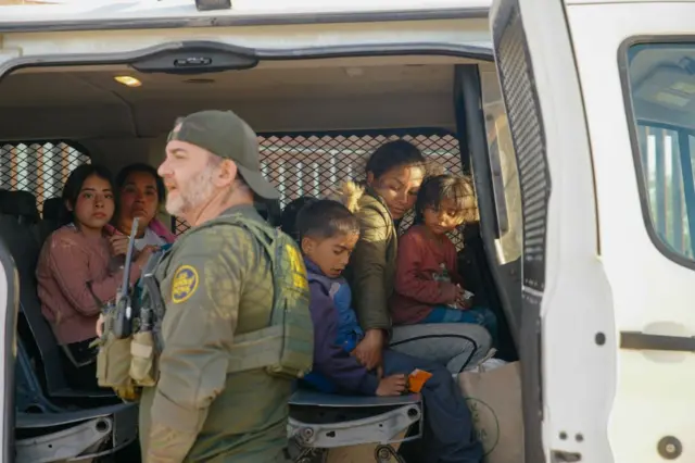Migrantes acampados en la zona fronteriza de Jacumba, California, Estados Unidos, son retenidos por patrulla fronteriza.