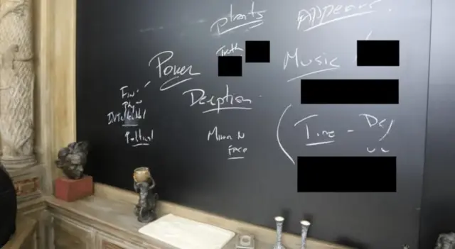Una foto de palabras escritas en una pizarra —que parece formar un mapa mental— dentro de una oficina en la propiedad insular de Epstein está dando lugar a especulaciones sobre cuáles serían las palabras ilegibles y las que fueron borradas, y sobre el significado del mensaje. Entre las palabras visibles y legibles se encuentran: 