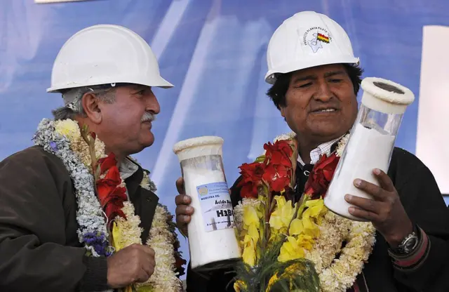 El presidente boliviano, Evo Morales (der.), recibe del ministro de Minería, Roberto Echazú, las primeras muestras de laboratorio de carbonato de litio el 29 de octubre de 2009 en una planta piloto estatal ubicada en los límites del Salar de Uyuni.
