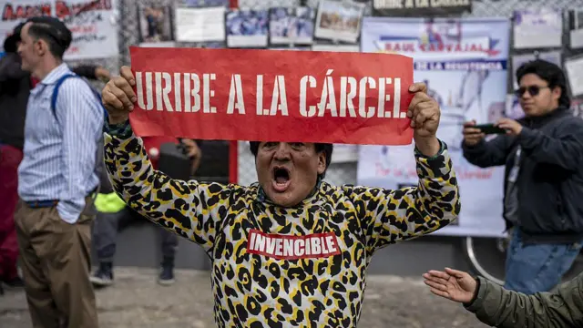 Manifestantes a las afueras del complejo judicial de Paloquemao en Bogotá