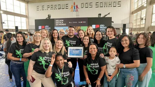 Equipo de profesores de la Escuela Estatal Parque dos Sonhos con certificado del premio internacional.