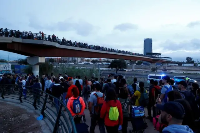 Voluntarios camino a ayudar con los esfuerzos de limpieza.