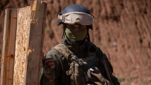 Soldado colombiano durante un ejercicio militar en Ucrania en 2023.