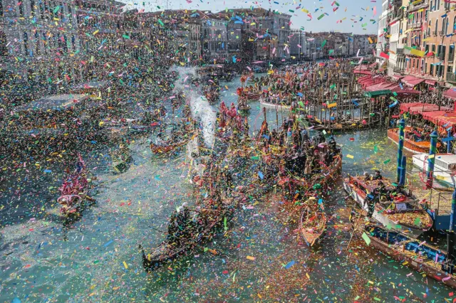 Las góndolas de Venecia, Italia, repletas de papeles de color.