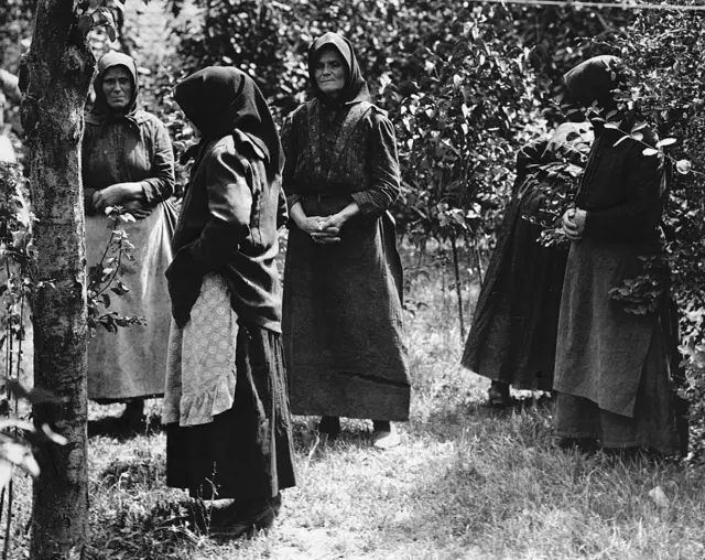Mujeres en un patio.
