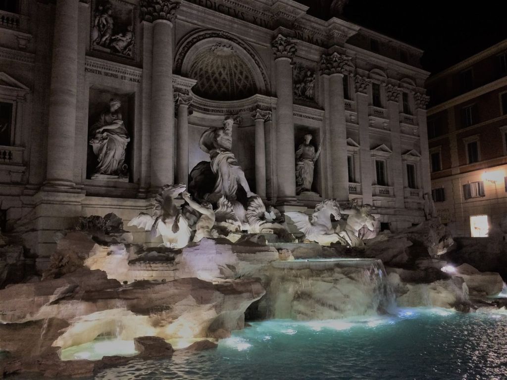 Grupo escultórico de la Fontana de Trevi de noche