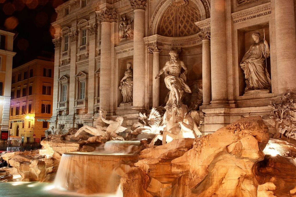 Conjunto escultórico de la Fontana de Trevi de noche