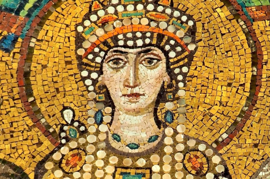 La emperatriz Teodora enjoyada representada en un mosaico