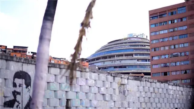 Vista del complejo El Helicoide en Caracas. El edificio fue diseñado en los años 1950 para ser un moderno y lujoso centro comercial, pero durante los años del gobierno de Nicolás Maduro se convirtió en un símbolo de represión. 
