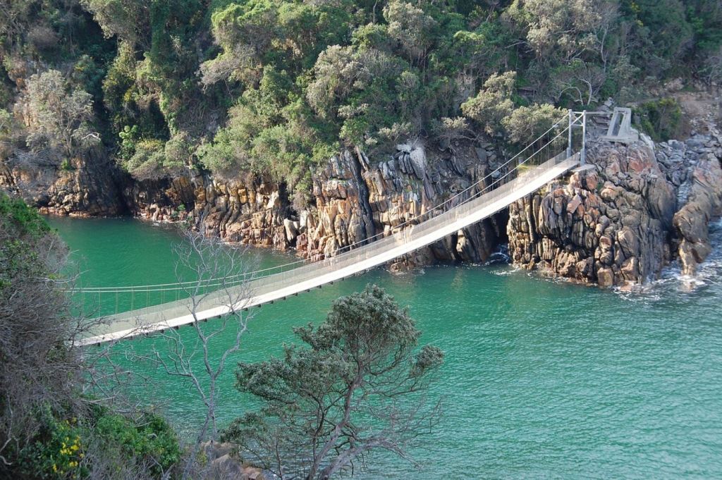 Puente colgante sobre un río