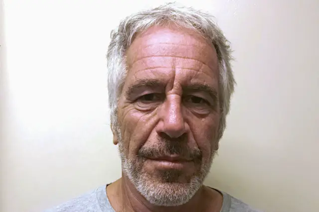 Jeffrey Epstein fotografiado por el Servicio de Justicia Criminal del Estado de Nueva York , 28 de marzo, 2017