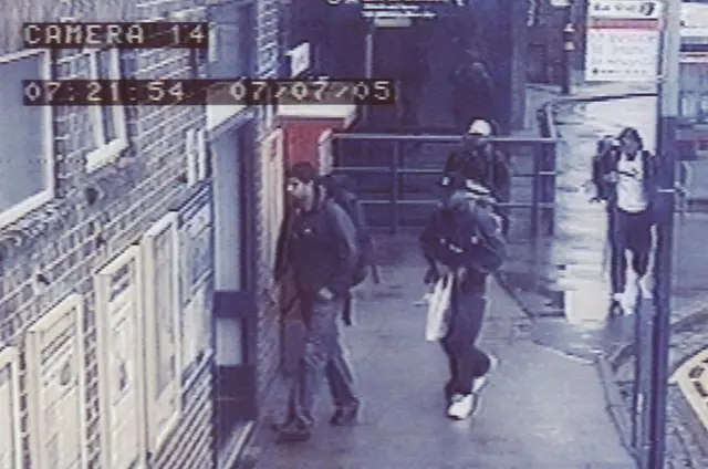 Las imágenes de las cámaras de seguridad muestran a los cuatro terroristas llegando a la estación de tren de Luton en la mañana del 7 de julio de 2005.