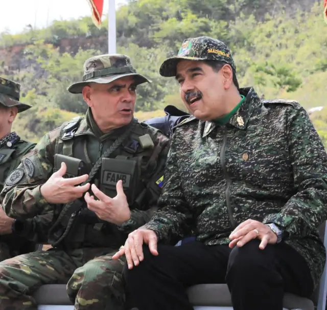 Vladimir Padrino y Nicolás Maduro vestidos con ropa militar