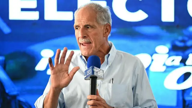 Nasry Asfura durante una conferencia de prensa en Tegucigalpa el 1 de diciembre de 2025, un día después de las elecciones presidenciales. 