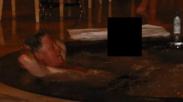 Bill Clinton en lo que parece ser un Jacuzzi