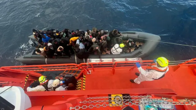 La imagen del bote de goma rescatado por España.