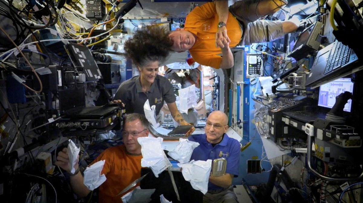 Los astronautas Sunita Williams y Barry Wilmore (arriba), los viajeros 'atrapados' en el espacio, cenan junto a Nick Hague and Donald Pettit a bordo de la Estación Espacial Internacional.