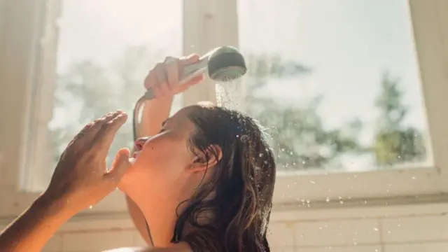 Mujer bajo la ducha
